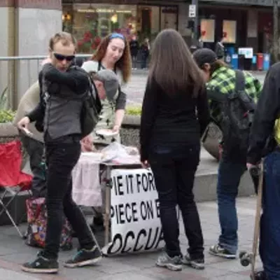 Image: Pie-distributing travelers bring free apple pie to Spokane