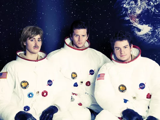 THEATER &mdash; Apollo 13