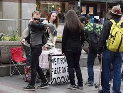 Pie-distributing travelers bring free apple pie to Spokane