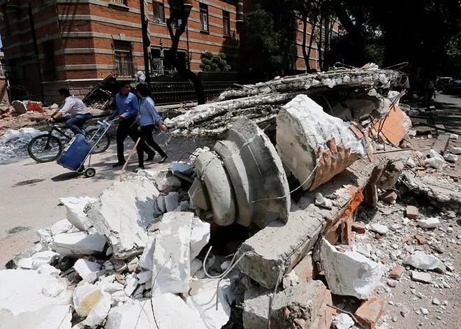 Hundreds dead in Mexico quake, Hurricane Maria lashes Puerto Rico, morning headlines