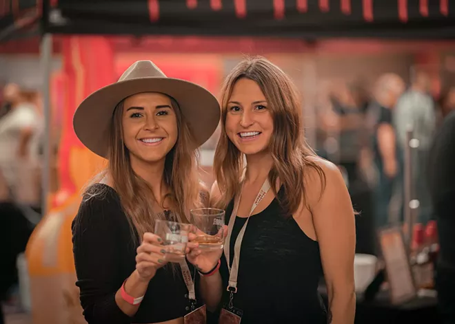 whiskey_barrel_weekend_friday_tasting_event_2020_guests_women_4___1___1_.webp